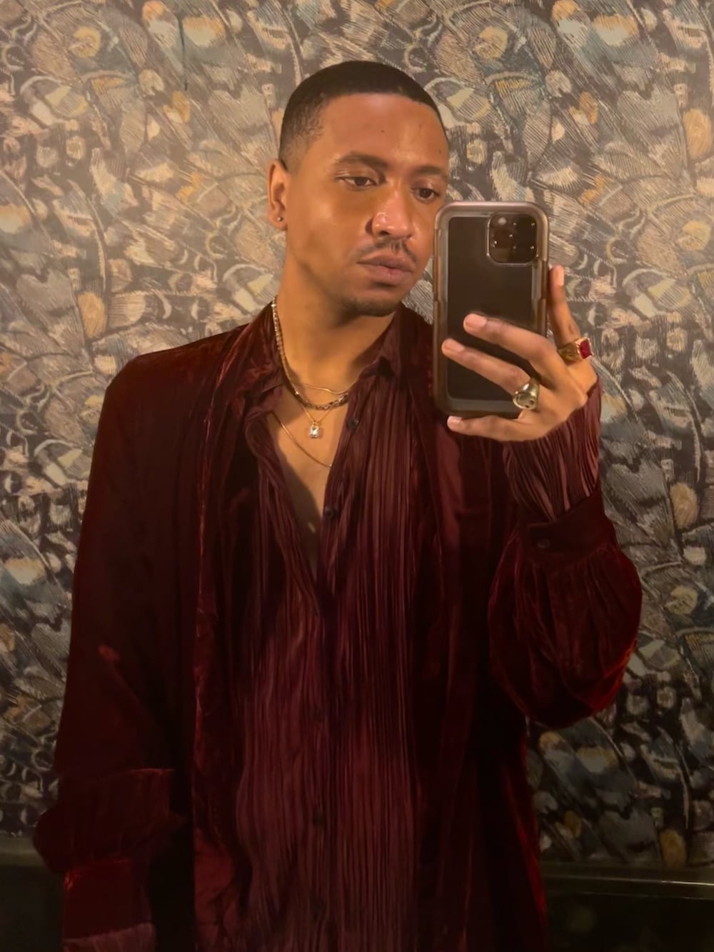 その他のスニーカー、ブラウン系のショルダーバッグ、ブラウン系のチェスターコートを着用したメンズの春コーディネートの3枚目の写真