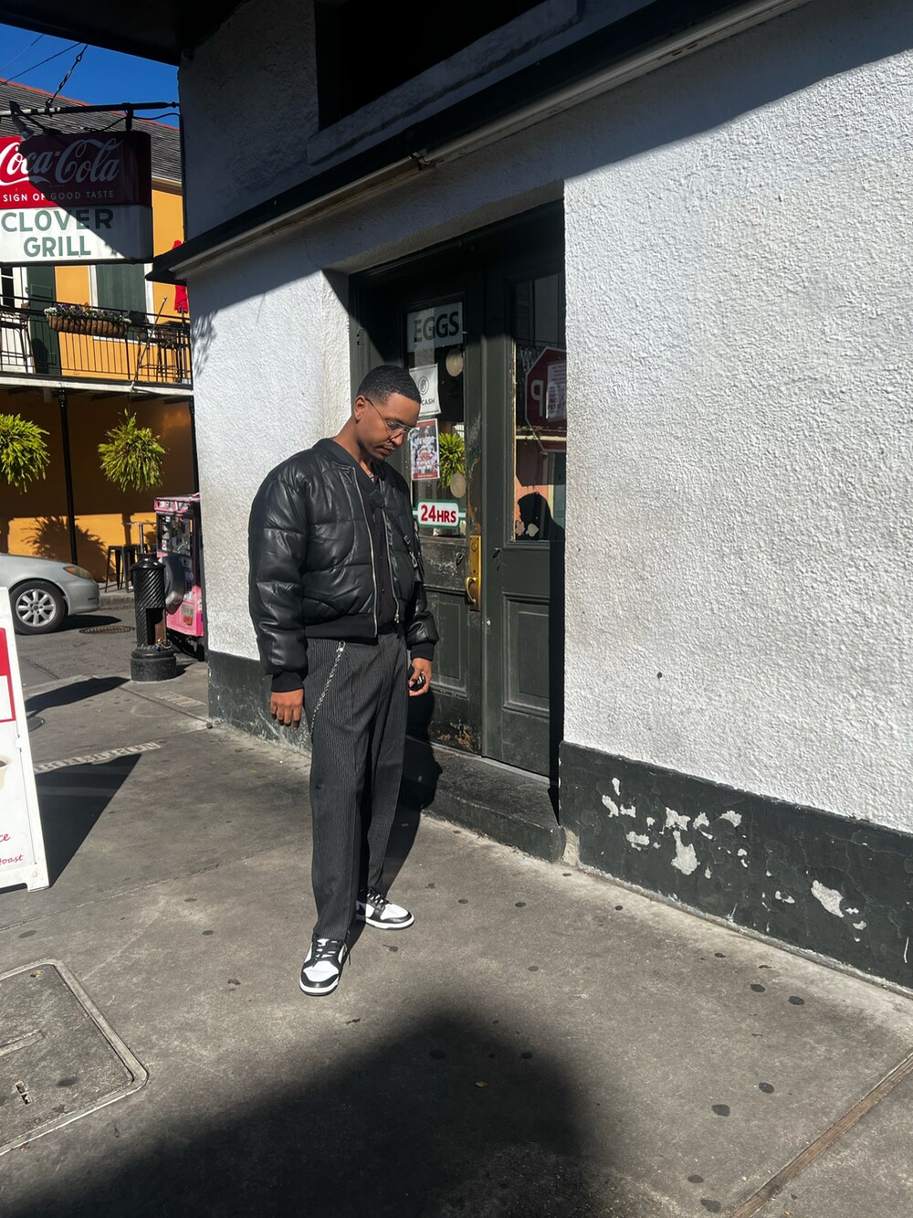 ブラック系のその他パンツ、ブラック系のMA-1、ブラック系のハンドバッグを着用したメンズの冬コーディネートの3枚目の写真