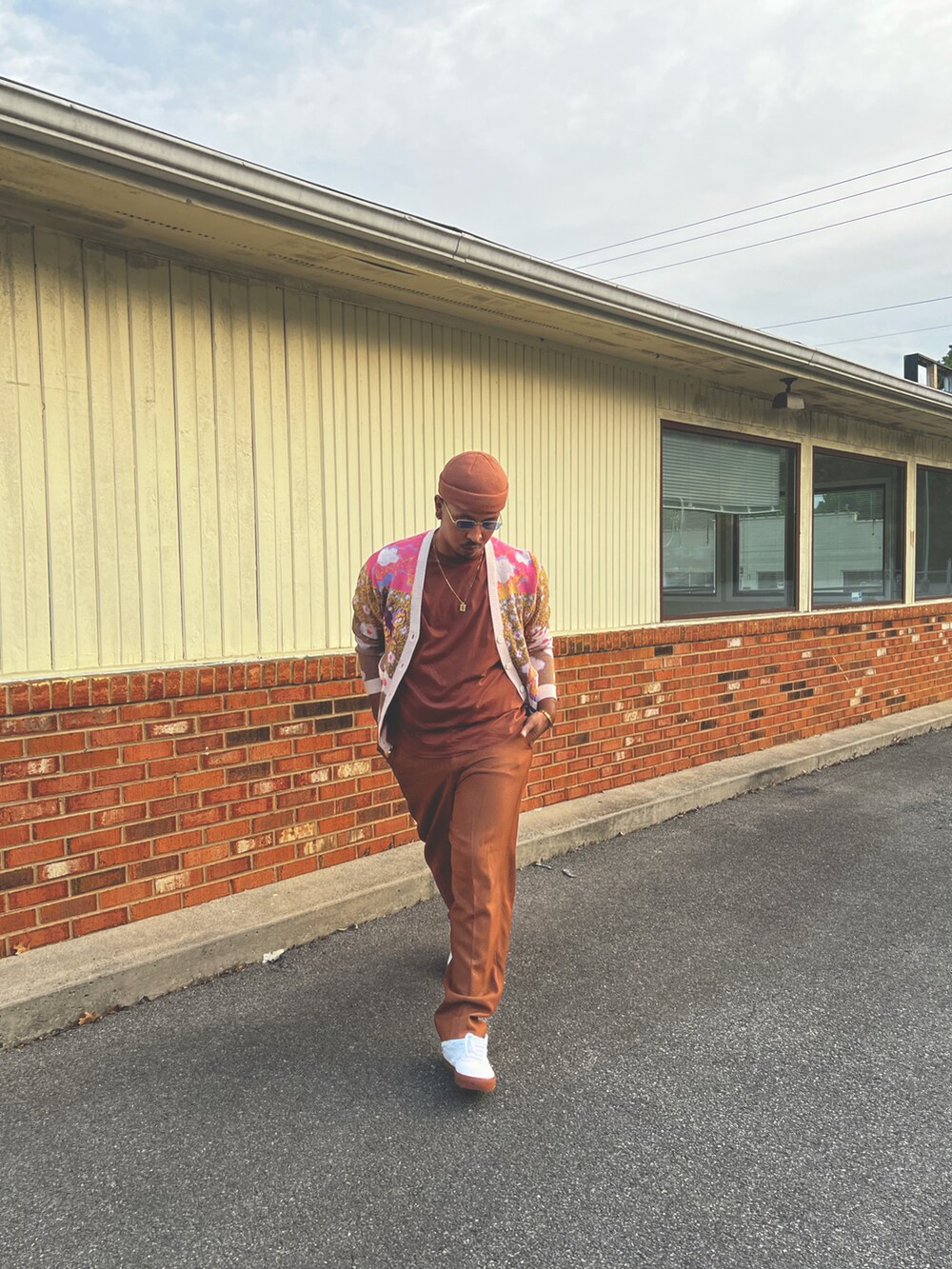 その他のカーディガン/ボレロ、ブラウン系のスラックスを着用したメンズの春コーディネートの2枚目の写真