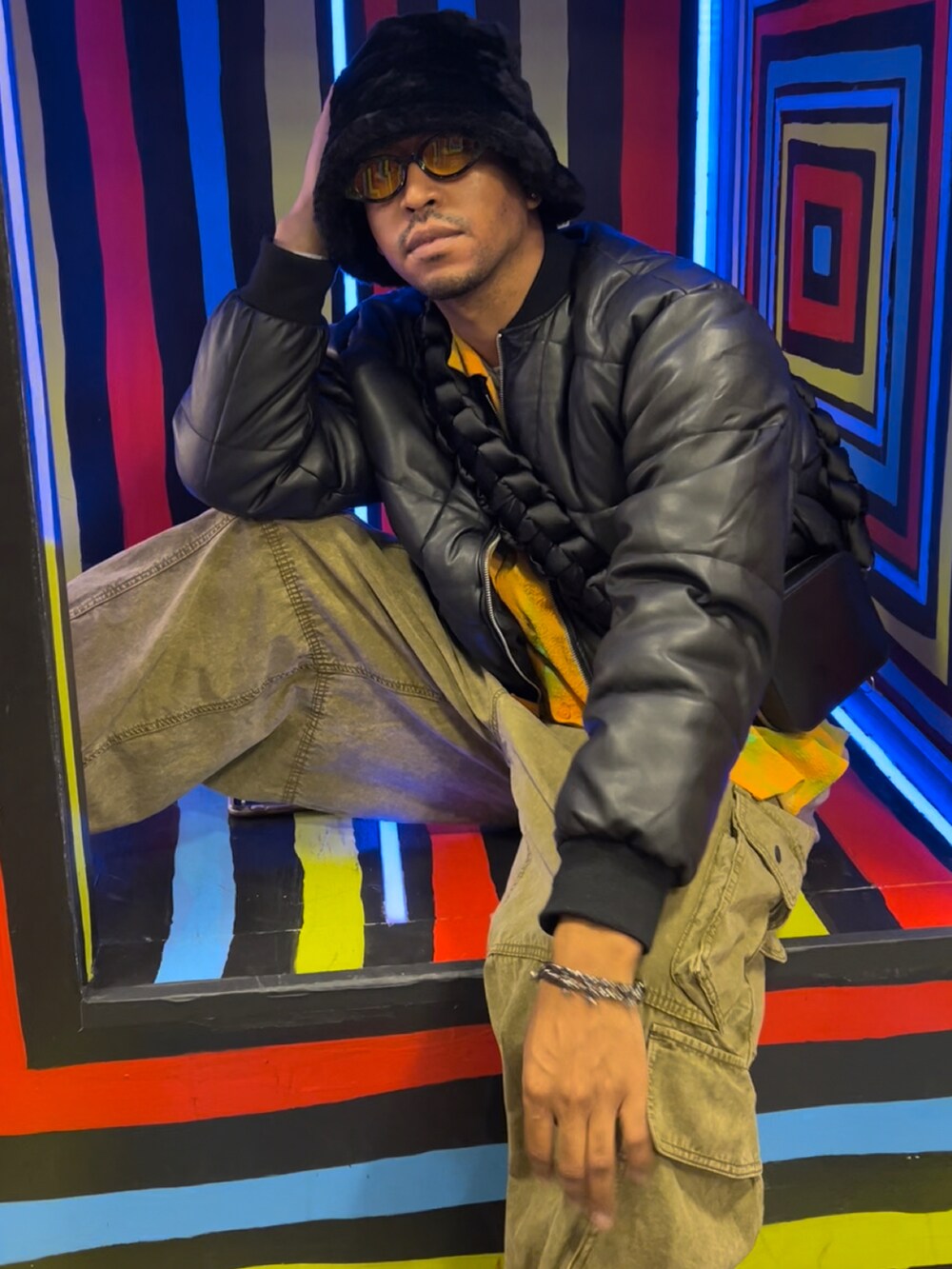 ブラウン系のカーゴパンツ、その他のシャツ/ブラウス、ブラック系のショルダーバッグを着用したメンズの春コーディネートの2枚目の写真