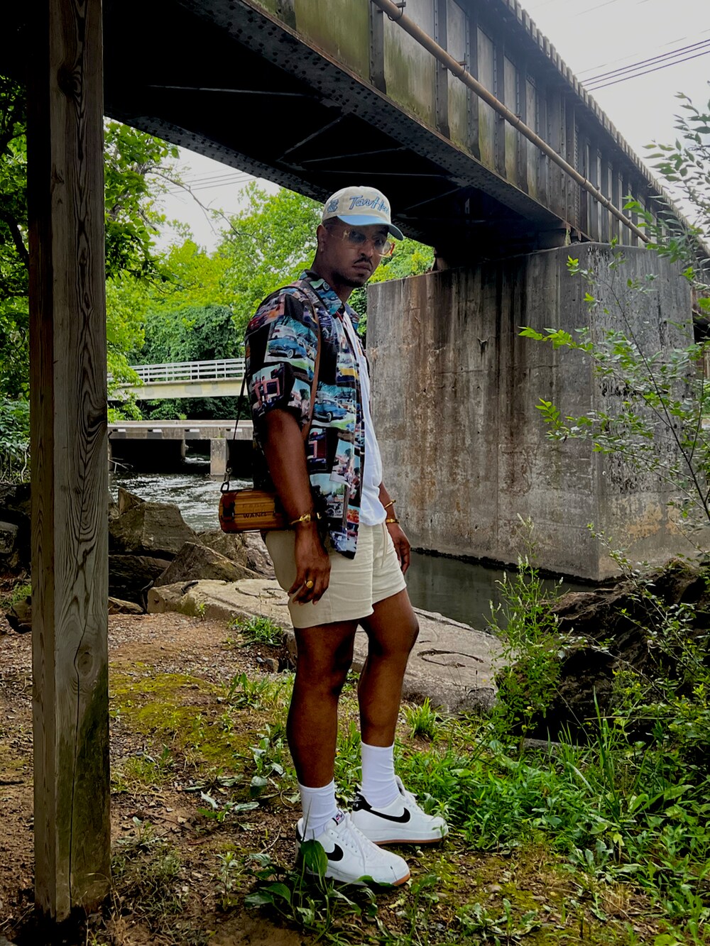 その他のシャツ/ブラウス、ブラウン系のショルダーバッグ、ベージュ系のパンツを着用したメンズの夏コーディネートの3枚目の写真