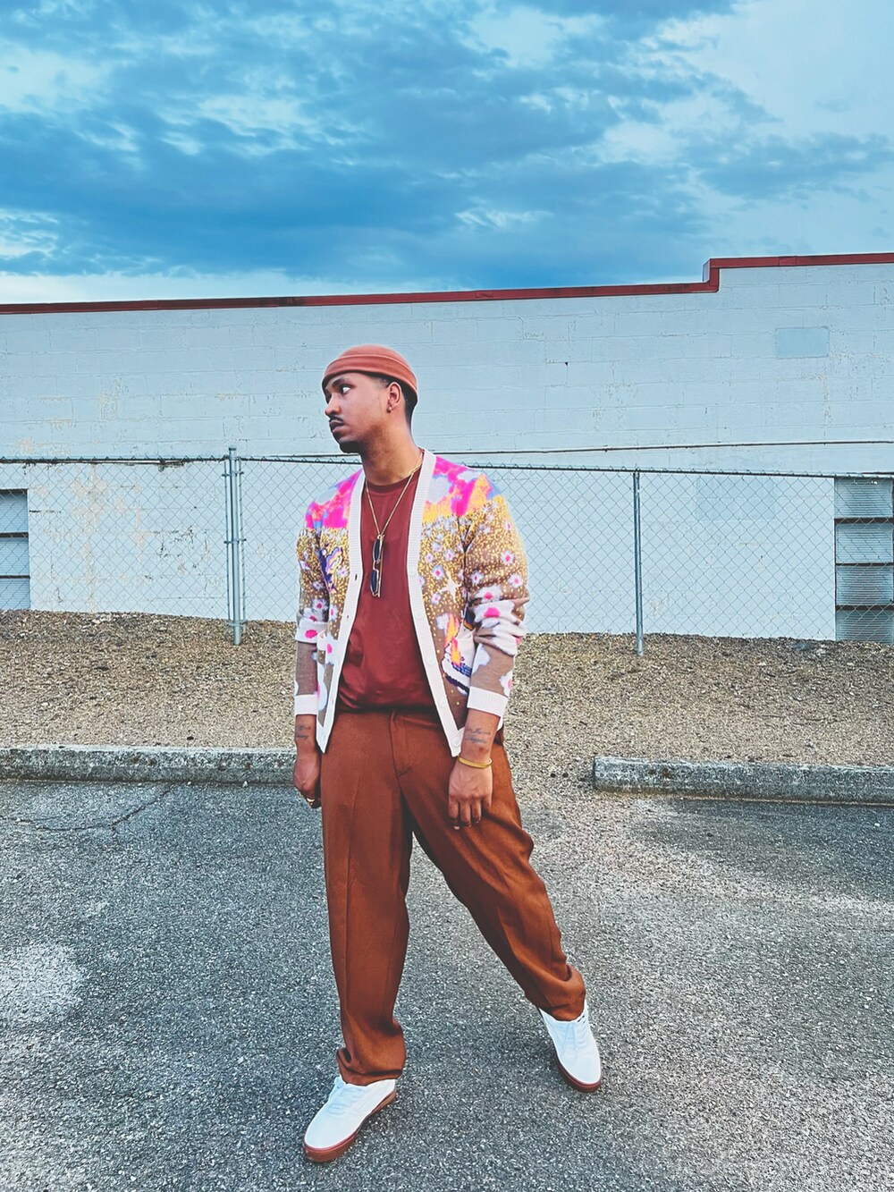 その他のカーディガン/ボレロ、ブラウン系のスラックスを着用したメンズの春コーディネートの4枚目の写真