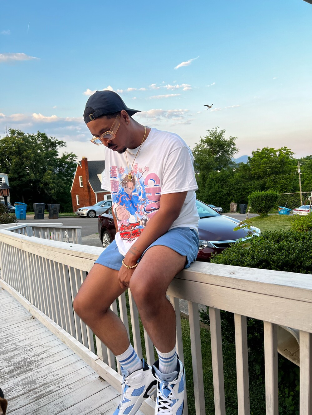 ホワイト系のTシャツ/カットソー、ブルー系のスウェットパンツ、ブルー系のスニーカーを着用したメンズの夏コーディネートの3枚目の写真