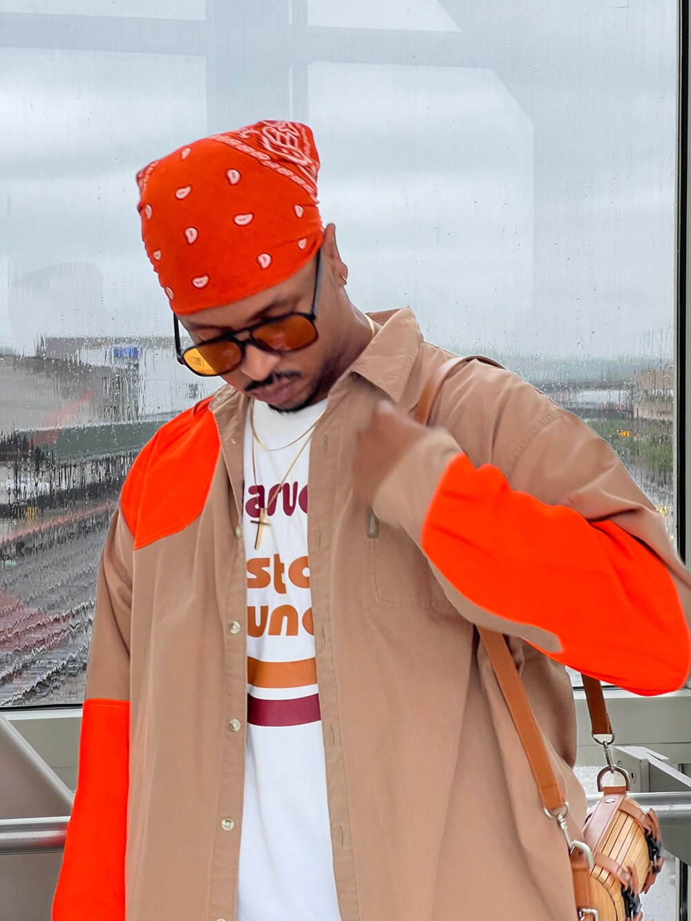 ブラウン系のカーゴパンツ、その他のその他アウターを着用したメンズの春コーディネートの4枚目の写真