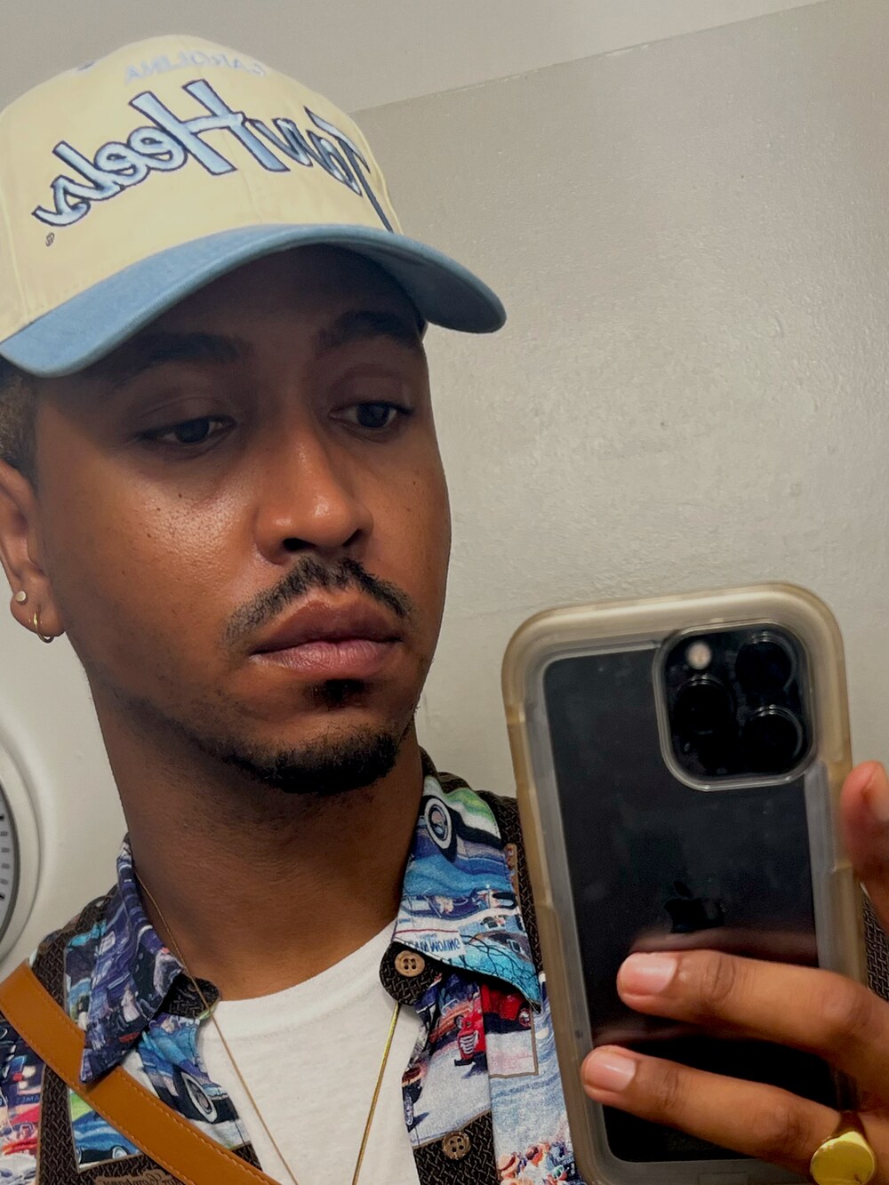 その他のシャツ/ブラウス、ブラウン系のショルダーバッグ、ベージュ系のパンツを着用したメンズの夏コーディネートの4枚目の写真