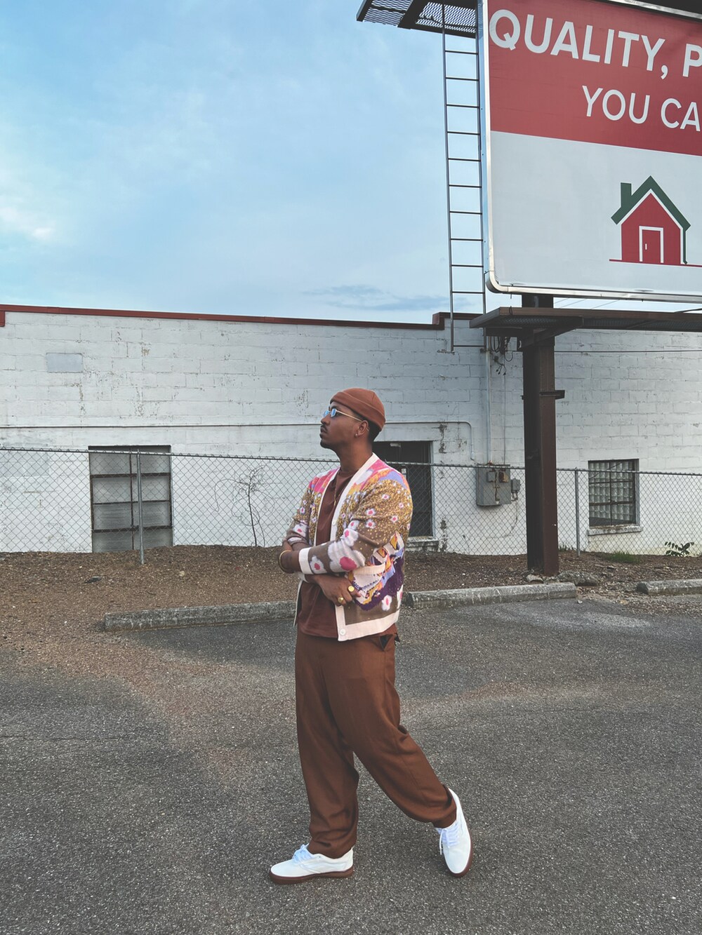 その他のカーディガン/ボレロ、ブラウン系のスラックスを着用したメンズの春コーディネートの3枚目の写真