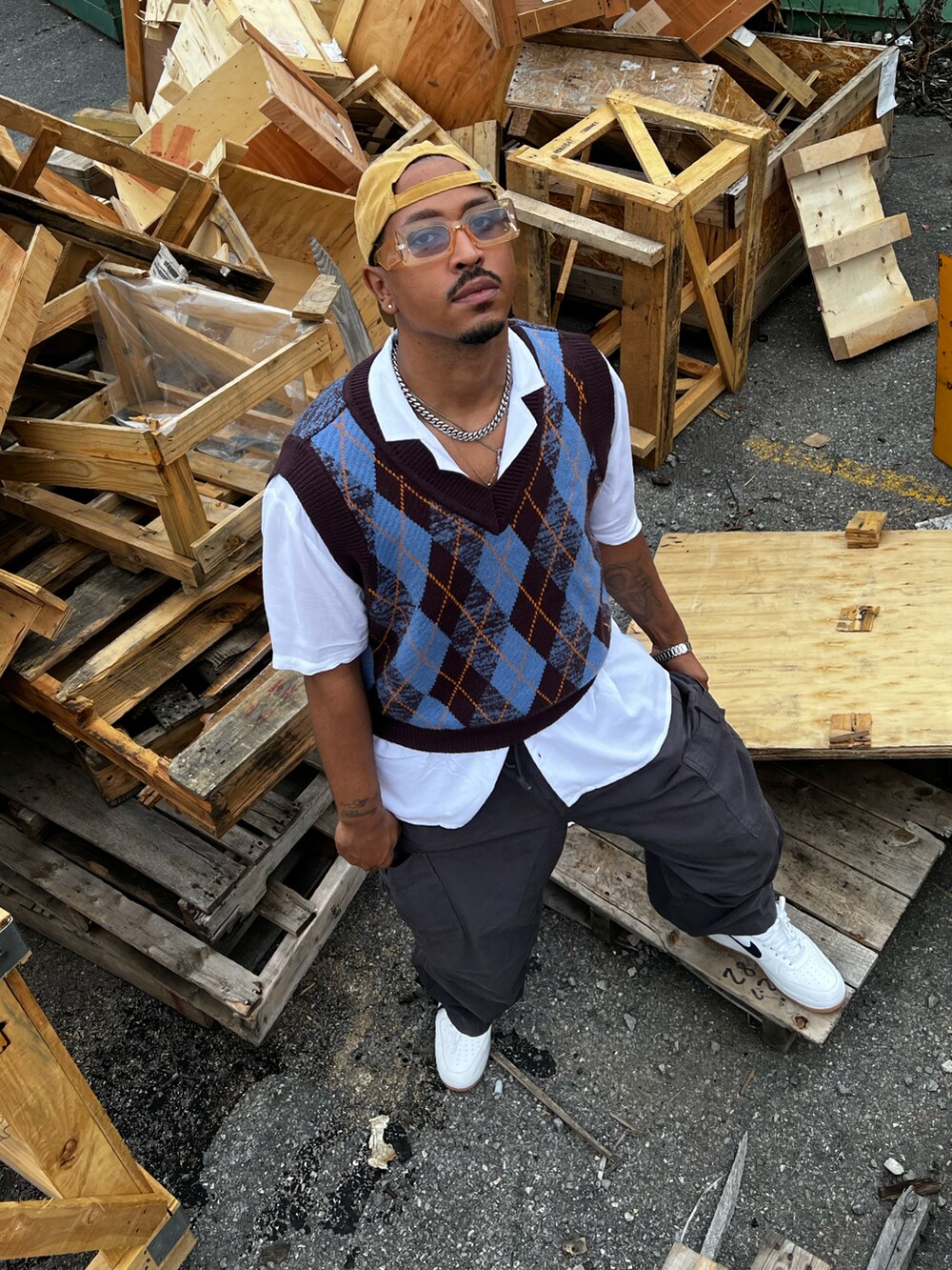 ブルー系のニット/セーター、ホワイト系のシャツ/ブラウス、グレー系のカーゴパンツを着用したメンズの夏コーディネートの4枚目の写真