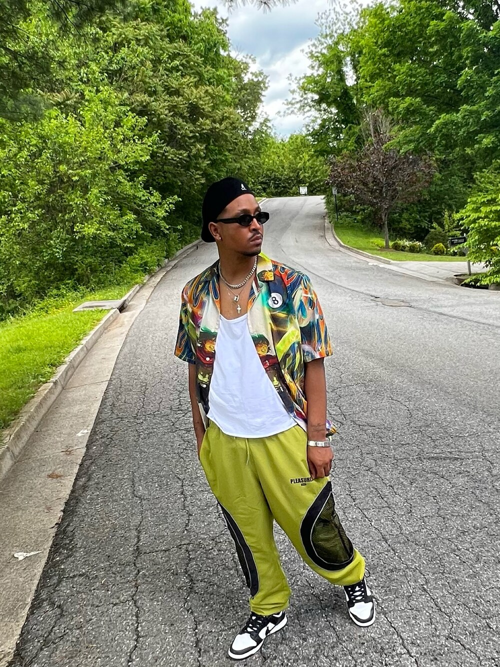 グリーン系のスウェットパンツ、その他のシャツ/ブラウスを着用したメンズの春コーディネートの3枚目の写真