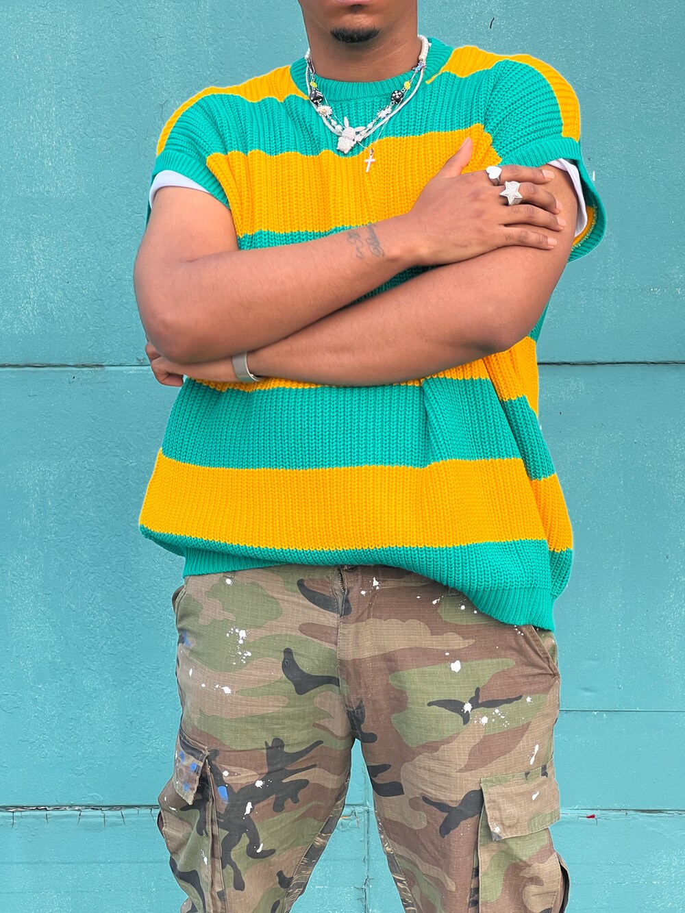 その他のニット/セーター、その他のカーゴパンツを着用したメンズの春コーディネートの2枚目の写真