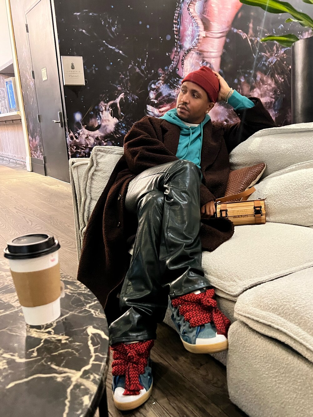 ブラウン系のショルダーバッグ、グリーン系のその他パンツを着用したメンズの春コーディネートの2枚目の写真