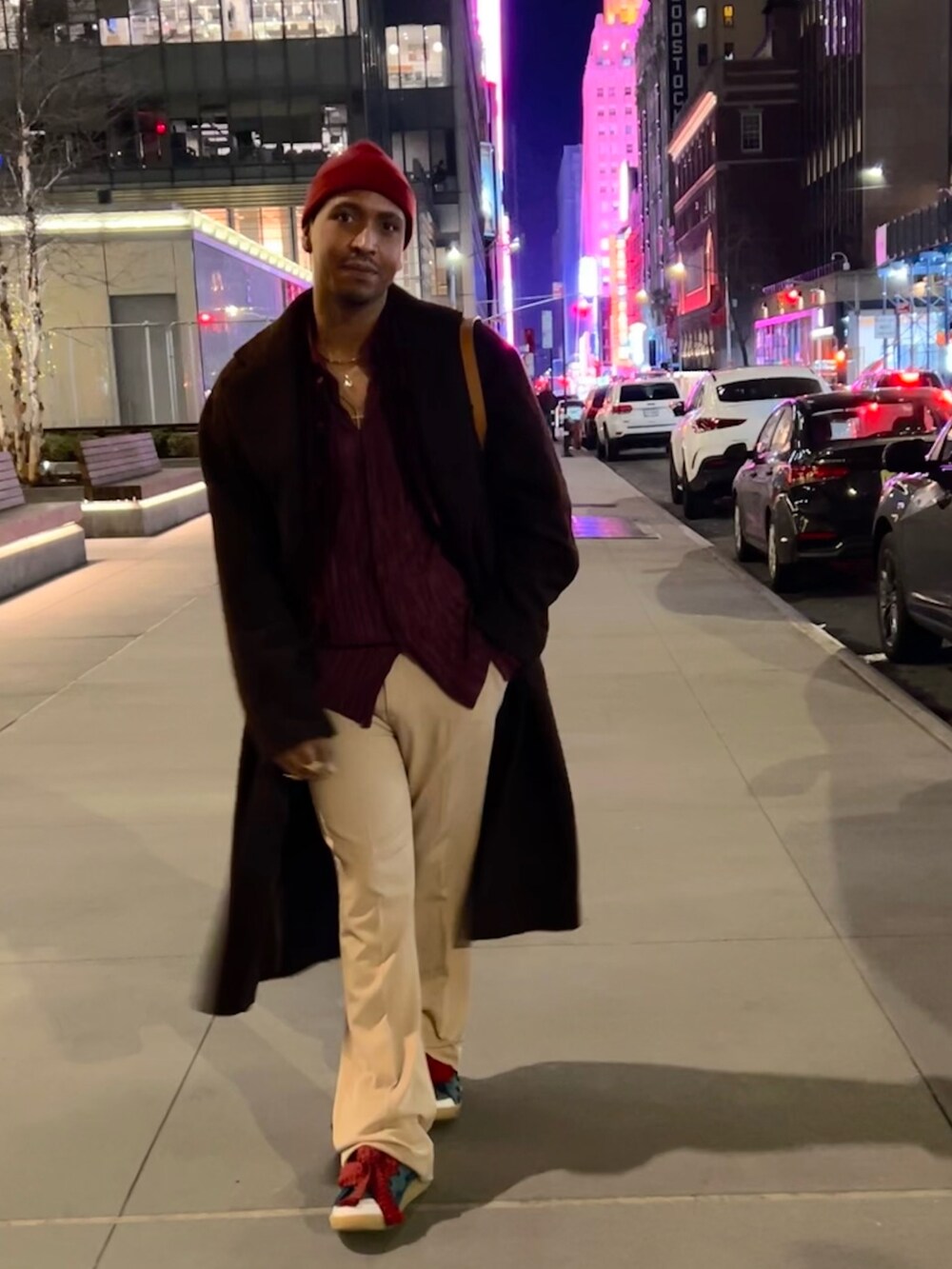 その他のスニーカー、ブラウン系のショルダーバッグ、ブラウン系のチェスターコートを着用したメンズの春コーディネートの2枚目の写真