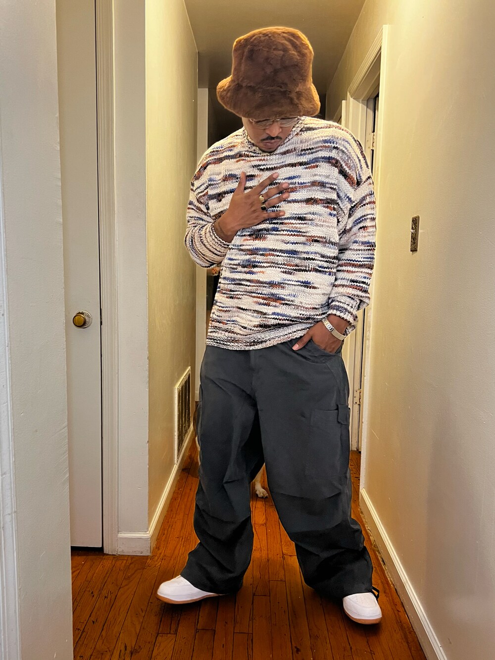 その他のニット/セーター、グレー系のカーゴパンツを着用したメンズの春コーディネートの4枚目の写真