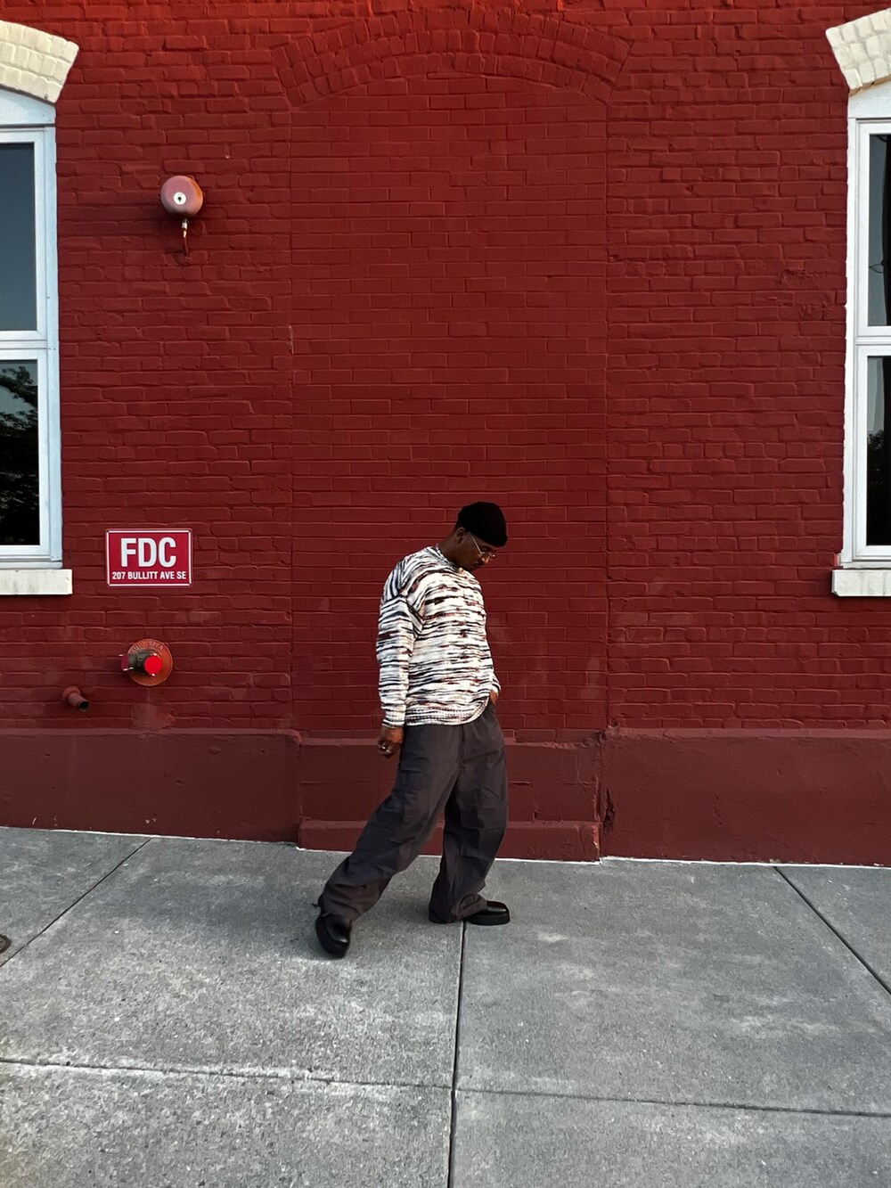 その他のニット/セーター、グレー系のカーゴパンツを着用したメンズの春コーディネートの3枚目の写真