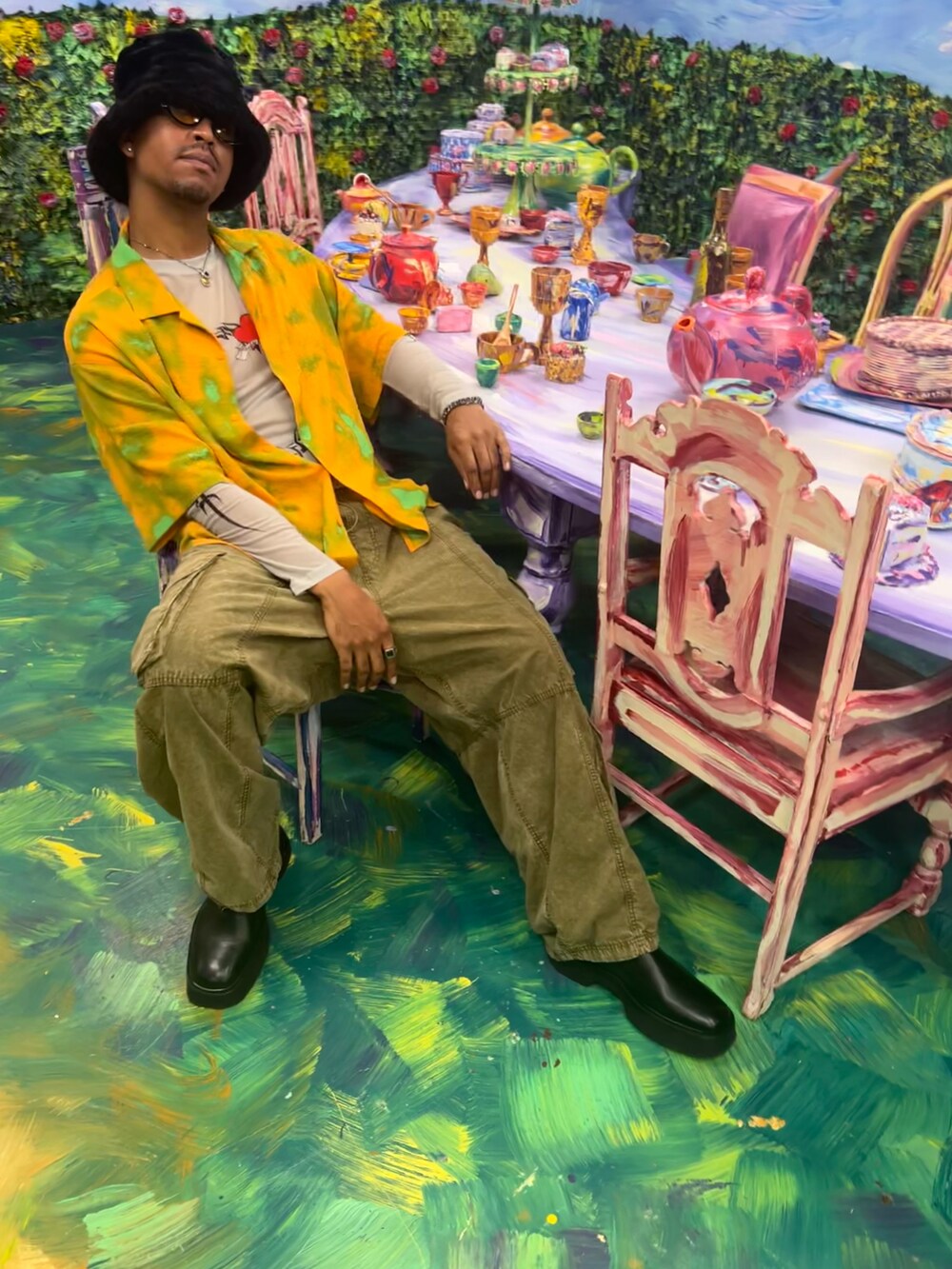 ブラウン系のカーゴパンツ、その他のシャツ/ブラウス、ブラック系のショルダーバッグを着用したメンズの春コーディネートの3枚目の写真