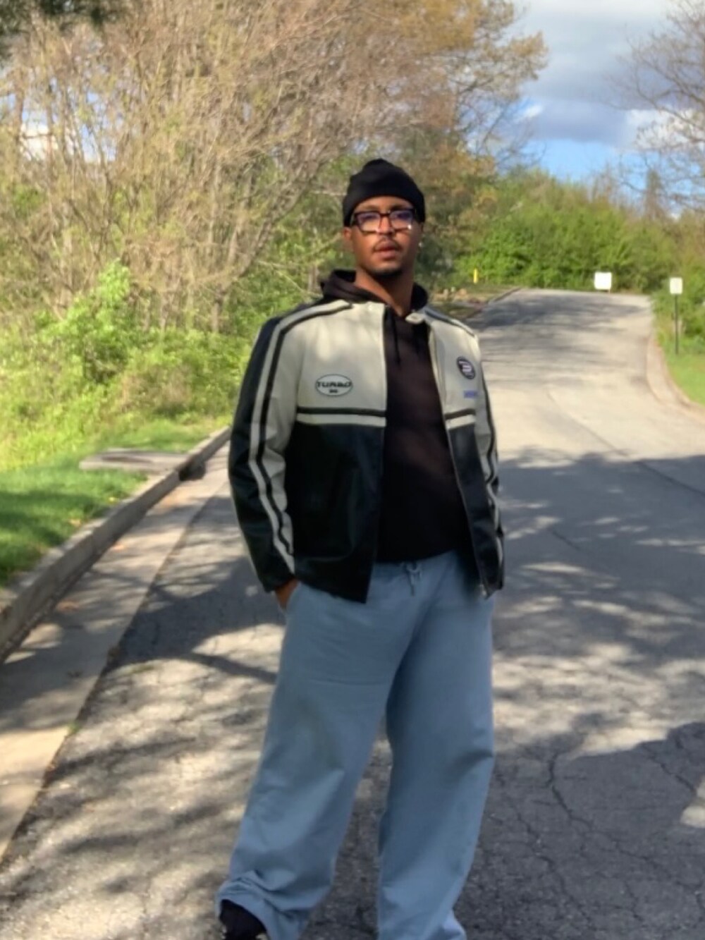 ブラック系のジャケット/アウターを着用したメンズの春コーディネートの2枚目の写真