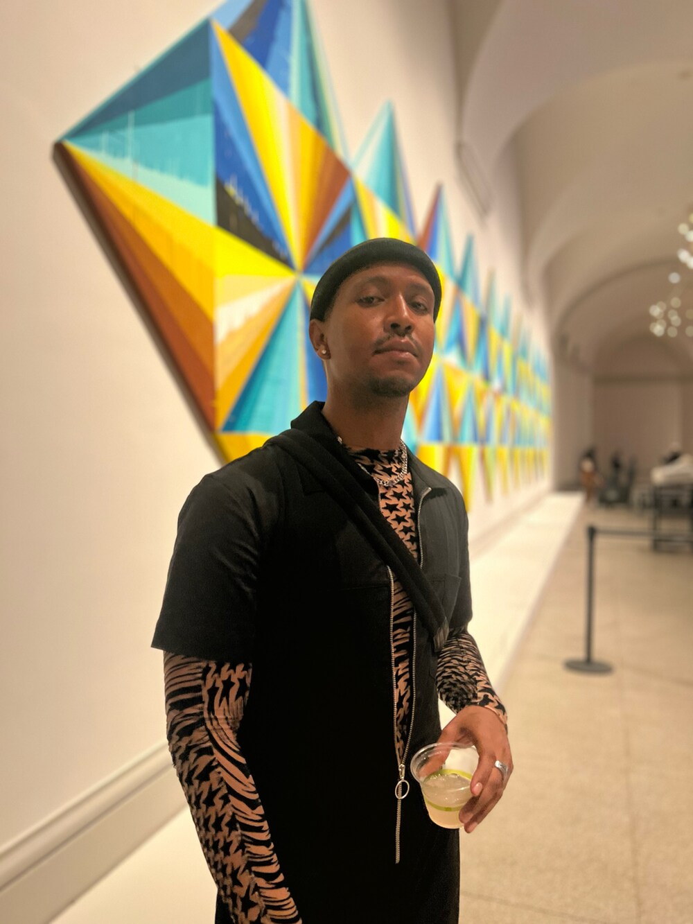 その他のシャツ/ブラウス、ブラック系のつなぎ/オールインワン、ブラック系のショルダーバッグを着用したメンズの春コーディネートの4枚目の写真