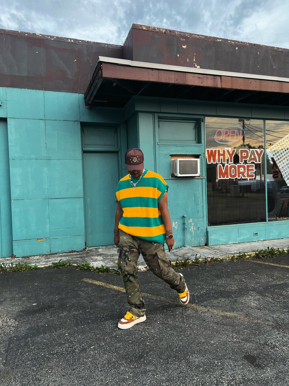 その他のニット/セーター、その他のカーゴパンツを着用したメンズの春コーディネートの3枚目の写真