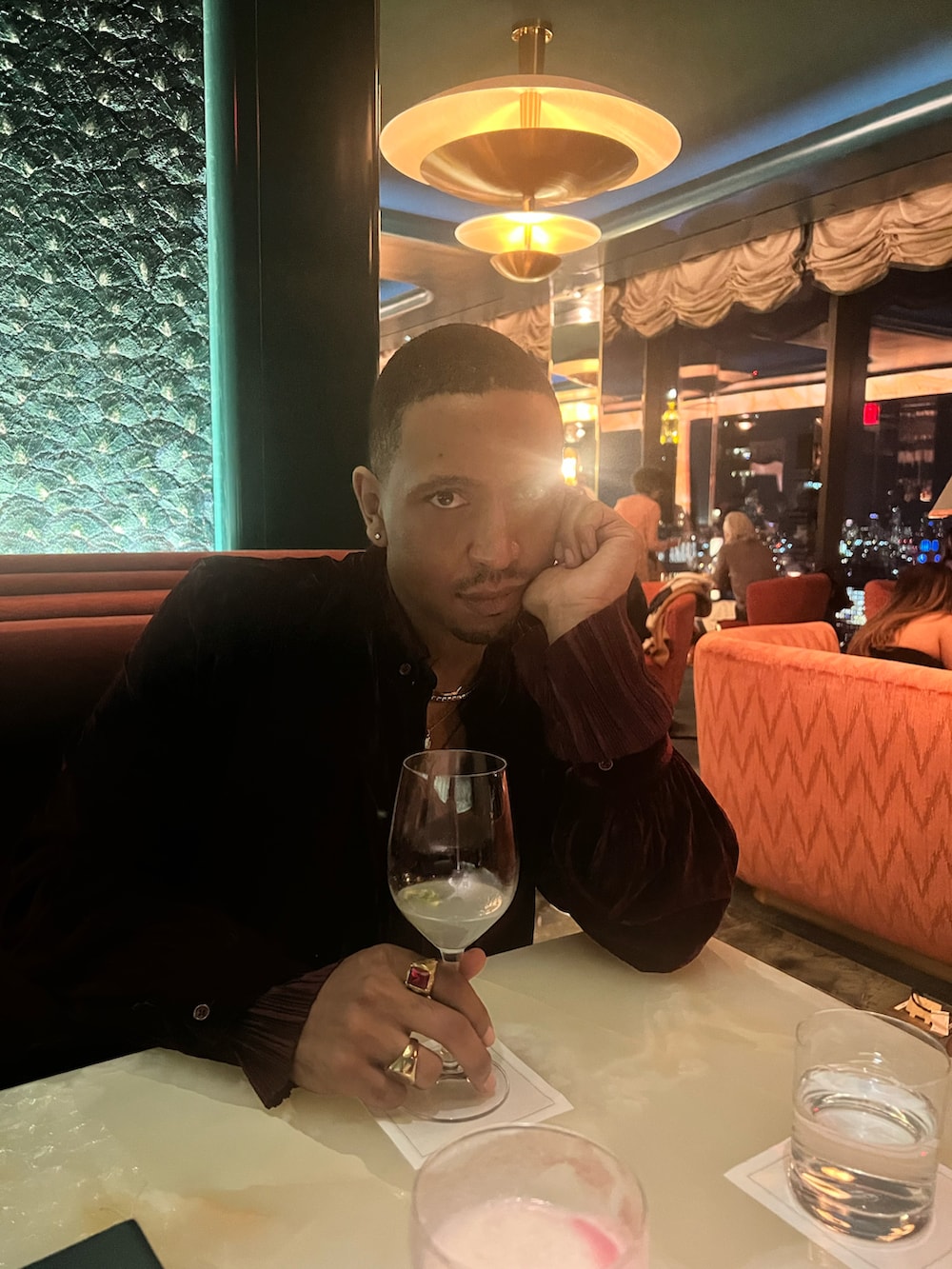 その他のスニーカー、ブラウン系のショルダーバッグ、ブラウン系のチェスターコートを着用したメンズの春コーディネートの4枚目の写真