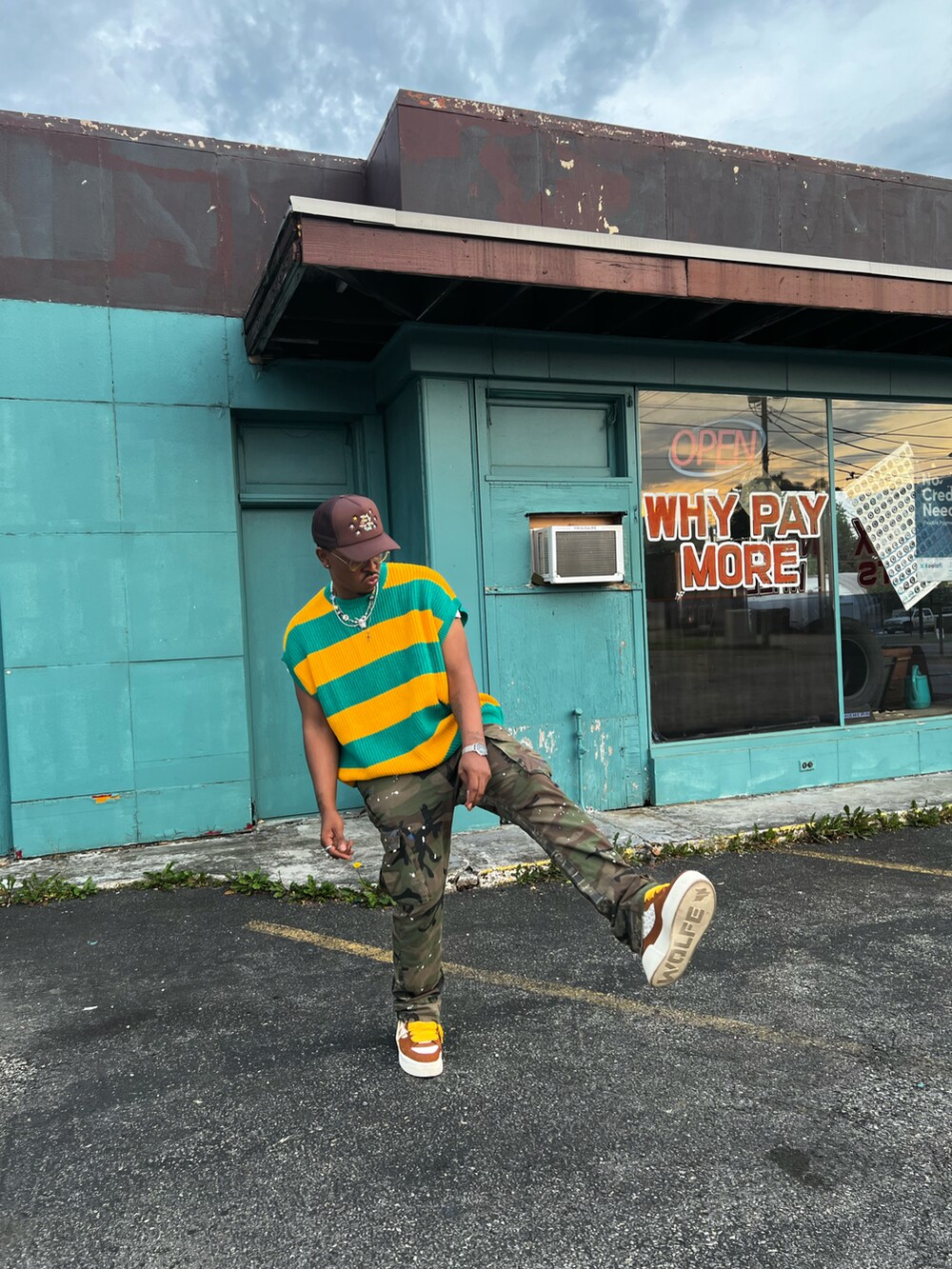 その他のニット/セーター、その他のカーゴパンツを着用したメンズの春コーディネートの4枚目の写真