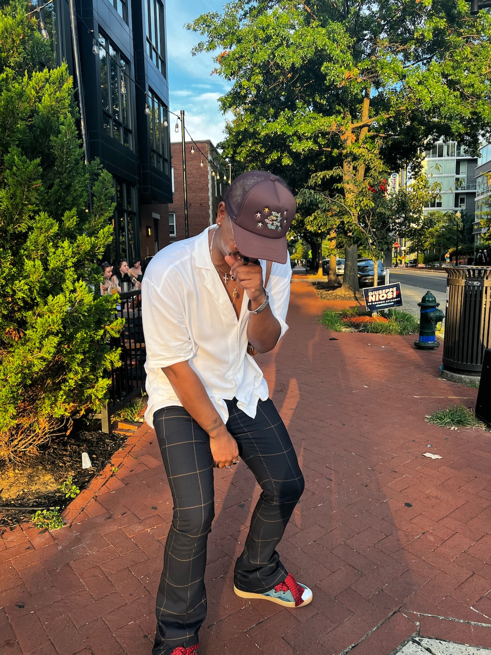 ホワイト系のシャツ/ブラウス、ブルー系のスラックス、ブルー系のスニーカーを着用したメンズの秋コーディネートの2枚目の写真