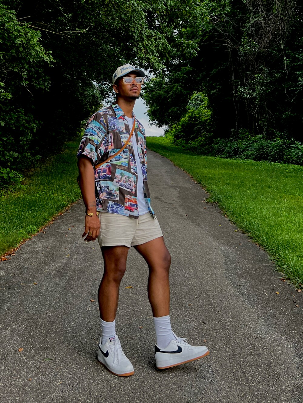 その他のシャツ/ブラウス、ブラウン系のショルダーバッグ、ベージュ系のパンツを着用したメンズの夏コーディネートの2枚目の写真