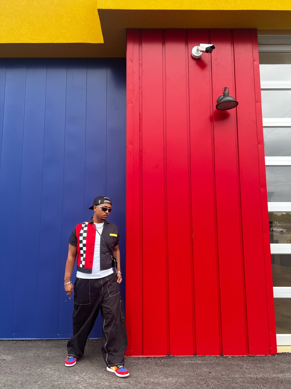 その他のシャツ/ブラウス、ブラック系のショルダーバッグ、ブラック系のカーゴパンツを着用したメンズの夏コーディネートの2枚目の写真