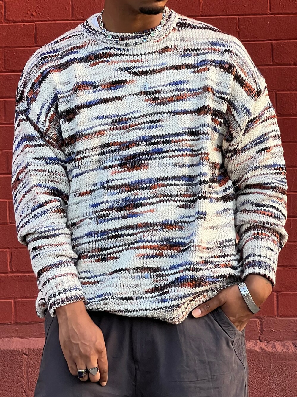 その他のニット/セーター、グレー系のカーゴパンツを着用したメンズの春コーディネートの2枚目の写真