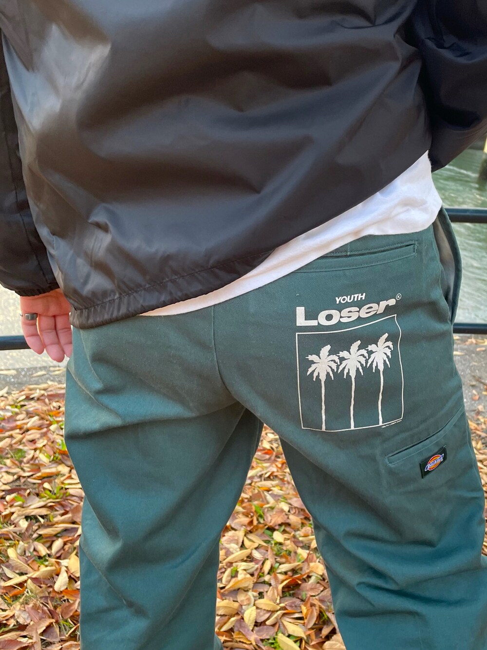 ブラック系のカバーオール、グリーン系のパンツ、イエロー系のその他を着用したメンズの秋コーディネートの3枚目の写真