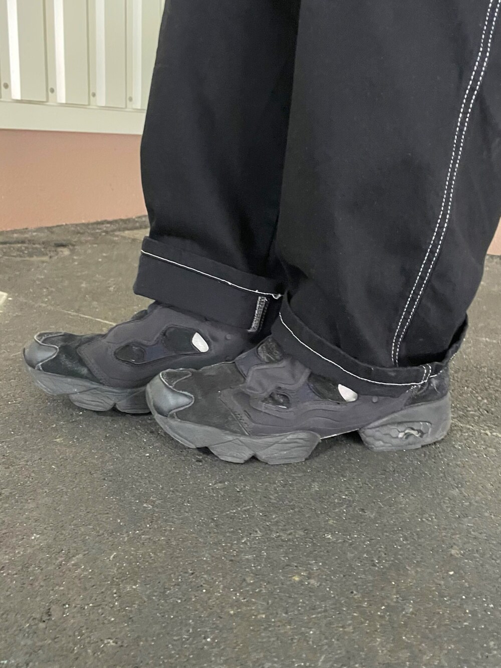 「ストリートコーデ、冬コーデ、ジャケット、ミニバッグ、ノースフェイス、リーボックポンプフューリー、リーボック(Reebok)、ルーカ、休日スタイル、休日コーデ、茶色、スニーカー、スニーカーコーデ、スニーカー好きと繋がりたい、いいね、save、フォローお願いします🤑」｜「THE NORTH FACEのTHE NORTH FACE/ザ・ノース・フェイス　Mountain Light Jacket/マウンテンライトジャケット NP11834（マウンテンパーカー、ベージュ系）」を使った、tesshigramさん（メンズ・173cm）の冬コーディネートの3枚目の写真