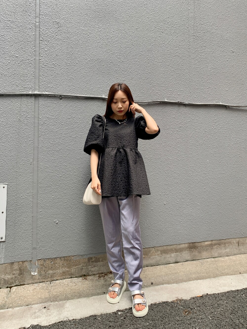 ブラック系のシャツ/ブラウス、パープル系のその他パンツ、シルバー系のサンダルを着用したレディースの春コーディネートの3枚目の写真