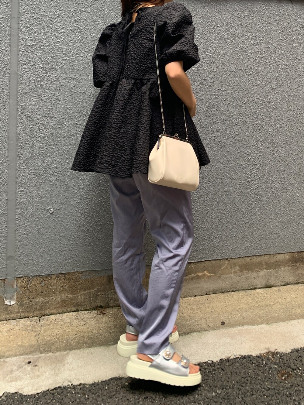 ブラック系のシャツ/ブラウス、パープル系のその他パンツ、シルバー系のサンダルを着用したレディースの春コーディネートの2枚目の写真