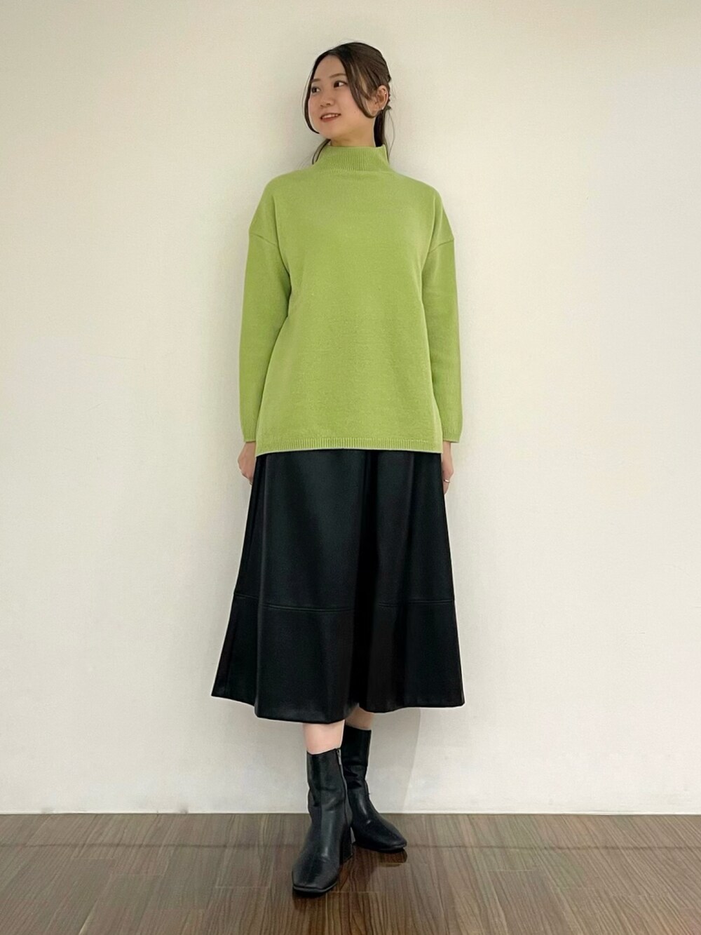 グリーン系のニット/セーター、ブラック系のスカート、その他のその他を着用したレディースの秋コーディネートの4枚目の写真