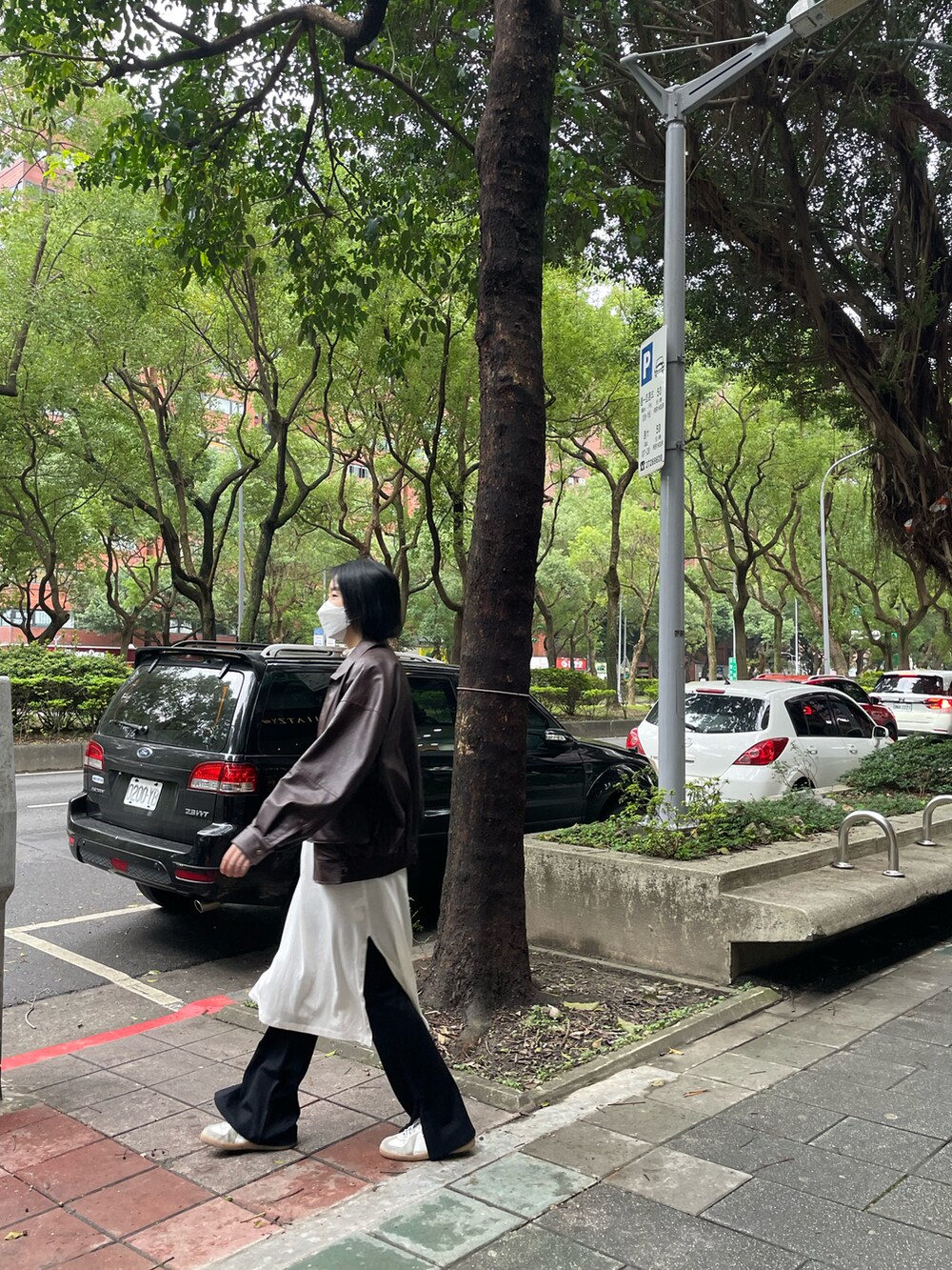 ブラック系のブルゾン、ホワイト系のワンピース/ドレス、ブラック系のパンツを着用したレディースの冬コーディネートの2枚目の写真