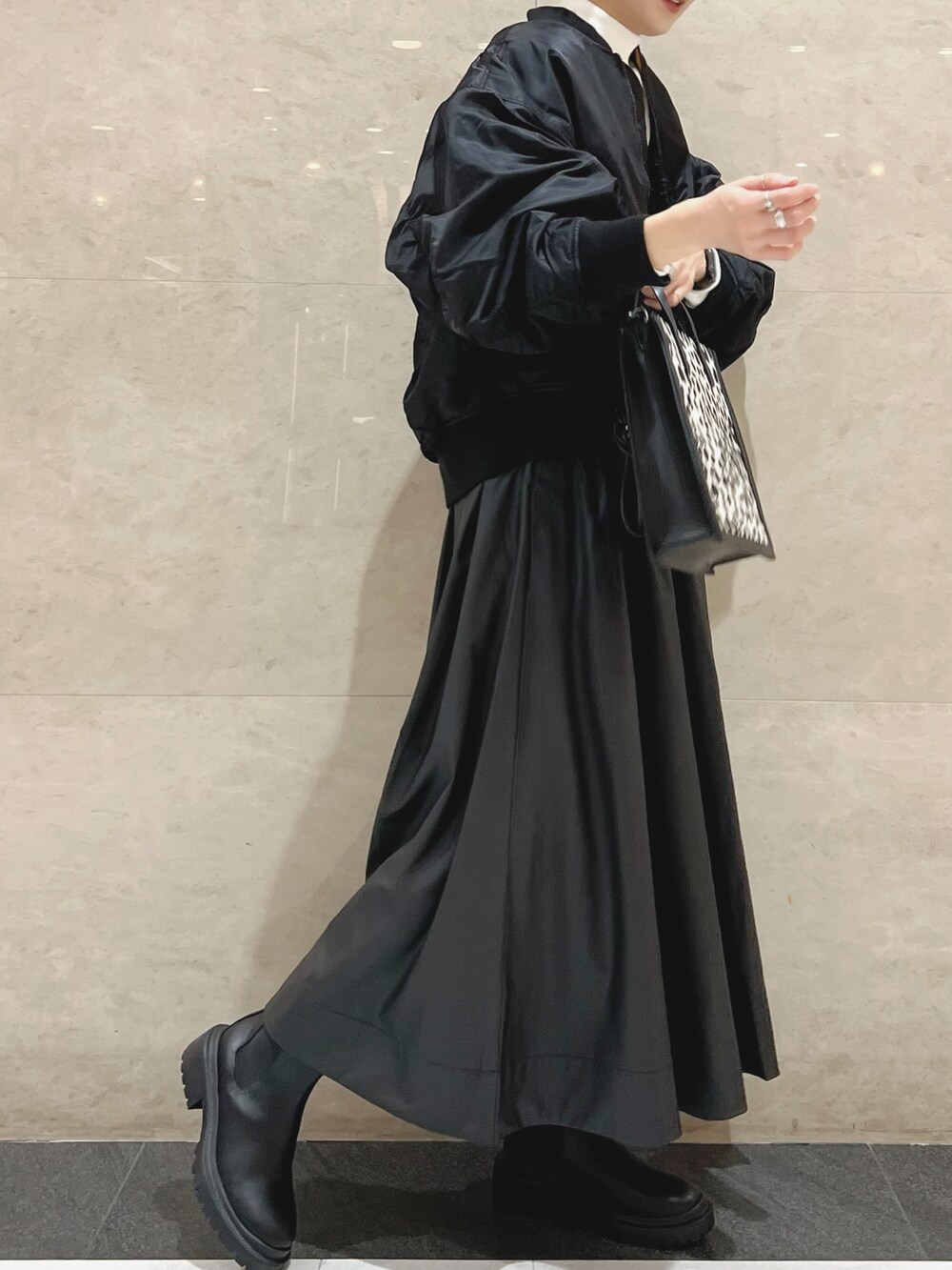 「シンプル、大人女子、韓国ファッション、オールブラック、スクエアバッグ、サイドゴアブーツ、ボトルネック、モード、レザースカート、金髪、MA-1、レオパード」｜「niko and...のビッグスリーブMA1ジャケット（MA-1、ブラック系）」を使った、YUCO(ユコ)さん（レディース・163cm）の秋コーディネートの2枚目の写真