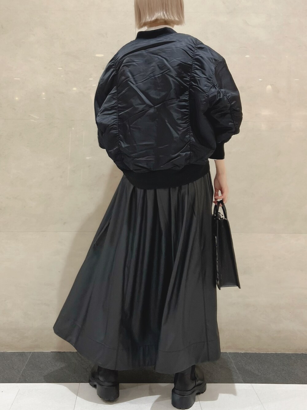 「シンプル、大人女子、韓国ファッション、オールブラック、スクエアバッグ、サイドゴアブーツ、ボトルネック、モード、レザースカート、金髪、MA-1、レオパード」｜「niko and...のビッグスリーブMA1ジャケット（MA-1、ブラック系）」を使った、YUCO(ユコ)さん（レディース・163cm）の秋コーディネートの3枚目の写真