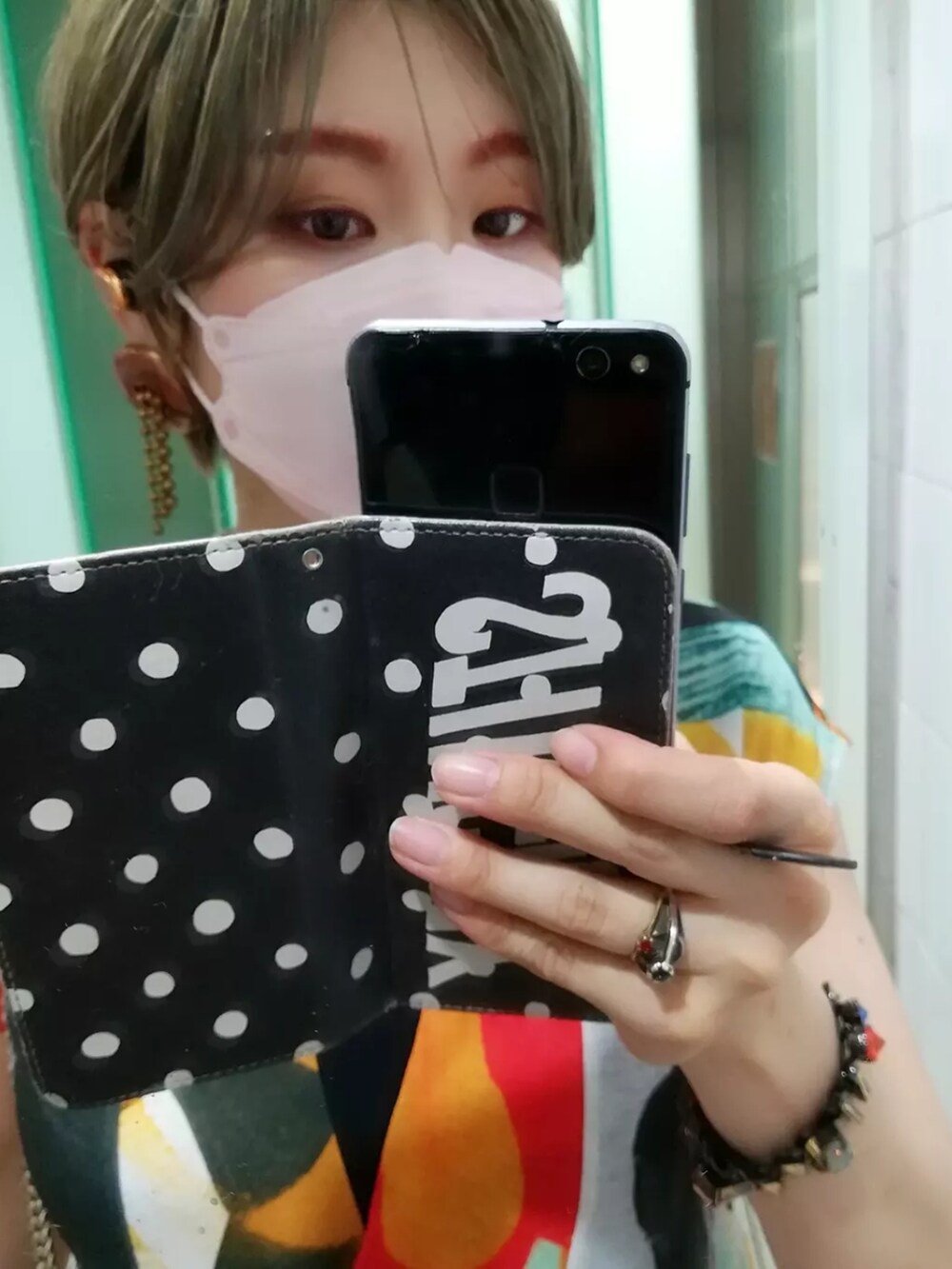 ホワイト系のワンピース、グリーン系のハンドバッグを着用したレディースの夏コーディネートの2枚目の写真