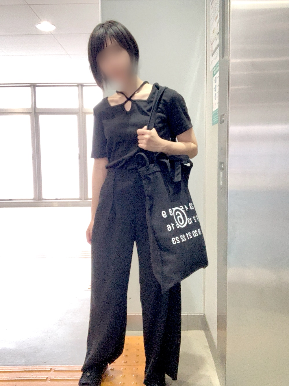 「夏コーデ、真っ黒コーデ、おねえさんコーデ」｜「Maison Margielaのアイテム（トートバッグ、ブラック系）」を使った、はくめろさん（レディース・159cm）の秋コーディネートの2枚目の写真