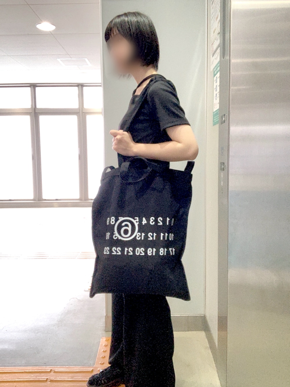 「夏コーデ、真っ黒コーデ、おねえさんコーデ」｜「Maison Margielaのアイテム（トートバッグ、ブラック系）」を使った、はくめろさん（レディース・159cm）の秋コーディネートの3枚目の写真