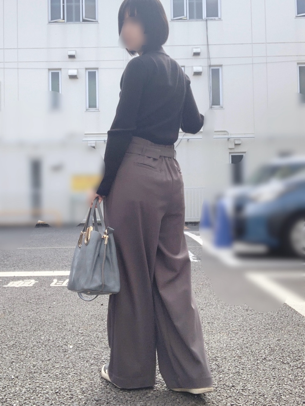 ブラック系のニット/セーター、ブルー系のトートバッグ、グレー系のその他パンツを着用したレディースの秋コーディネートの2枚目の写真