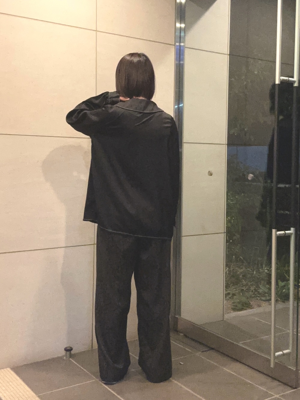 ブラック系のシャツ/ブラウス、ブラック系のその他パンツを着用したレディースの秋コーディネートの3枚目の写真