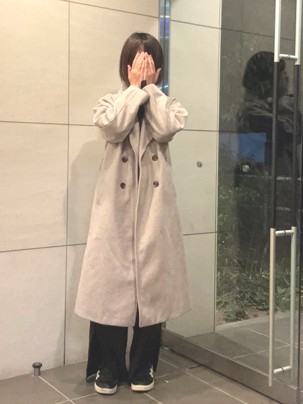 ブラック系のシャツ/ブラウス、ブラック系のその他パンツを着用したレディースの秋コーディネートの2枚目の写真