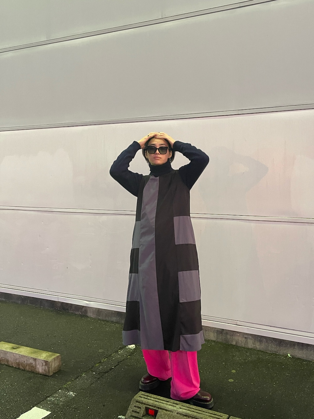 「シンプル、冬コーデ、ワイドパンツ、Dr.Martens、ワンピース、FENDI、カラーパンツ、UNIQLO」｜「FENDIのアイテム（メガネ、ブラック系）」を使った、bun927bunさん（メンズ・180cm）の冬コーディネートの2枚目の写真
