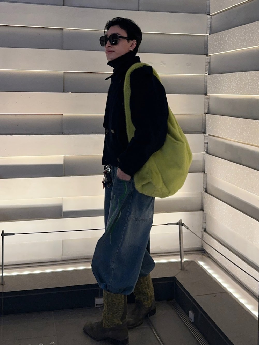 「カジュアルコーデ、メンズファッション、デニム、リラックススタイル、ワイドデニム、さし色、ブーツイン、FEKETE、Dior」｜「VINTAGEのアイテム（ブーツ、グリーン系）」を使った、bun927bunさん（メンズ・180cm）の冬コーディネートの2枚目の写真