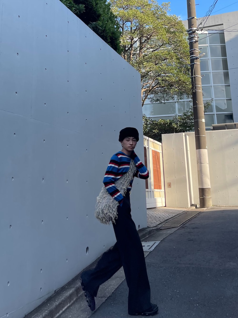 「NIKE、ワイドパンツ、ロデオクラウンズ、今日のコーデ、色遊び、JWANDERSON」｜「DulcamaraのラグBAG（ショルダーバッグ、グレー系）」を使った、bun927bunさん（メンズ・180cm）の秋コーディネートの2枚目の写真
