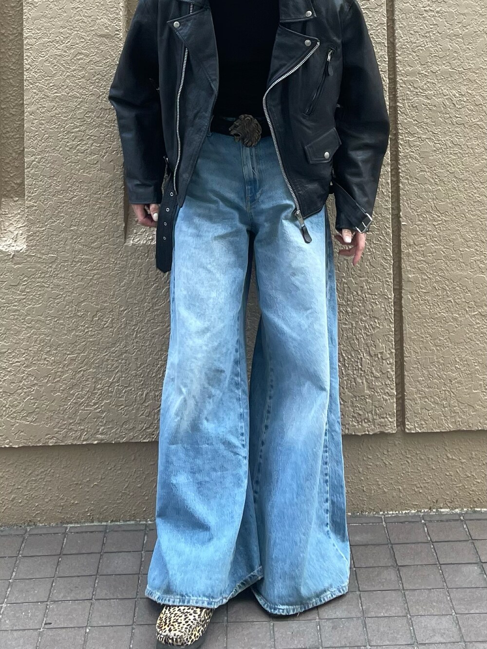 「フレアパンツ、春服、休日コーデ、春服コーデ、ワイドパンツ、エレファントパンツ、デニム、デニムパンツ、クラークス、レザージャケット、UNIQLO、ヴィンテージ、vintage、古着MIX、70'sコーデ」｜「VINTAGEのアイテム（ライダースジャケット、ブラック系）」を使った、bun927bunさん（メンズ・180cm）の春コーディネートの2枚目の写真