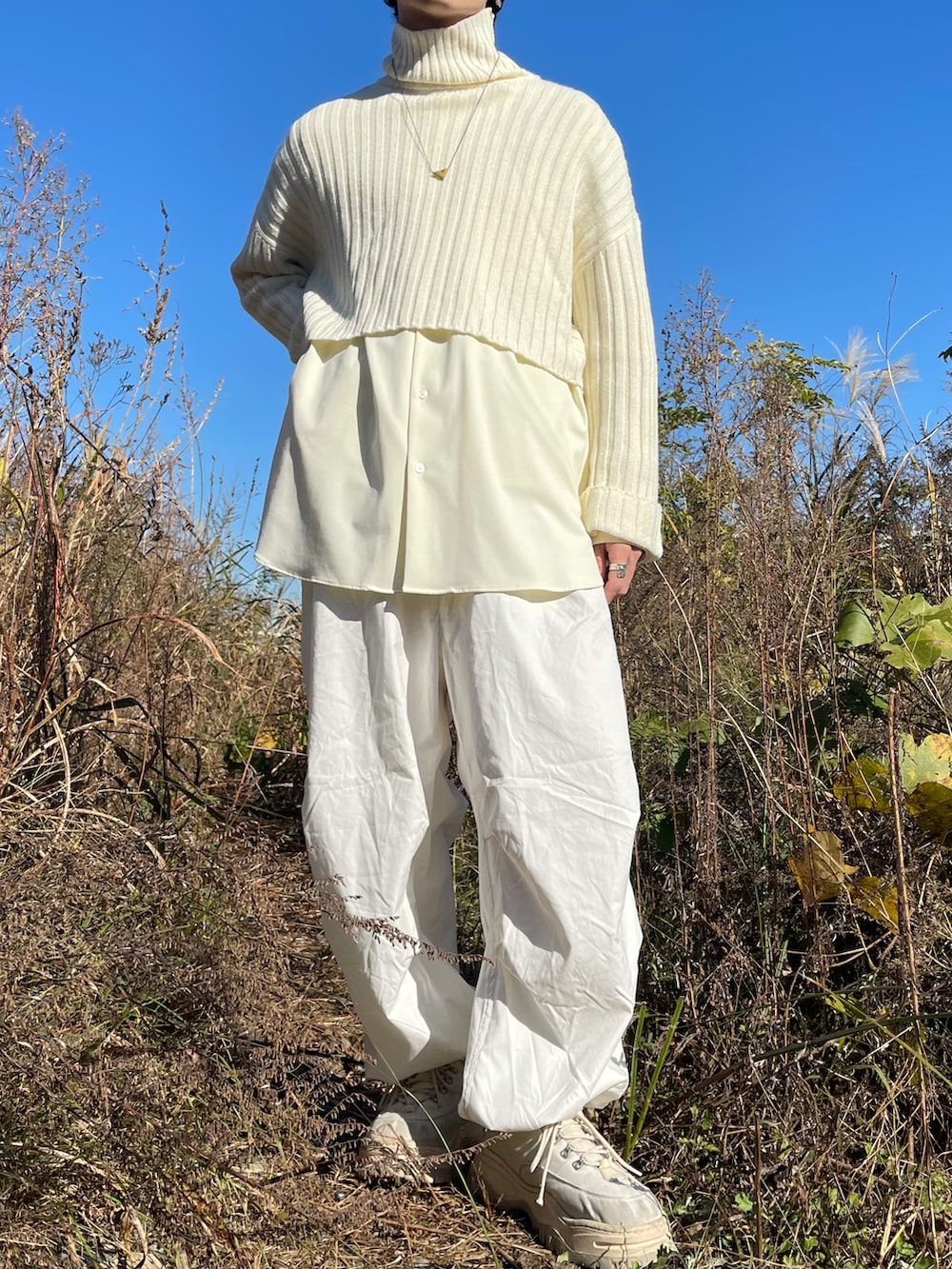 ホワイト系のニット/セーター、ホワイト系のシャツ/ブラウス、ホワイト系のその他パンツを着用したメンズの秋コーディネートの2枚目の写真