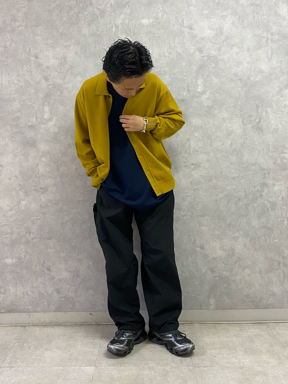 イエロー系のカーディガン/ボレロを着用したメンズの秋コーディネートの2枚目の写真