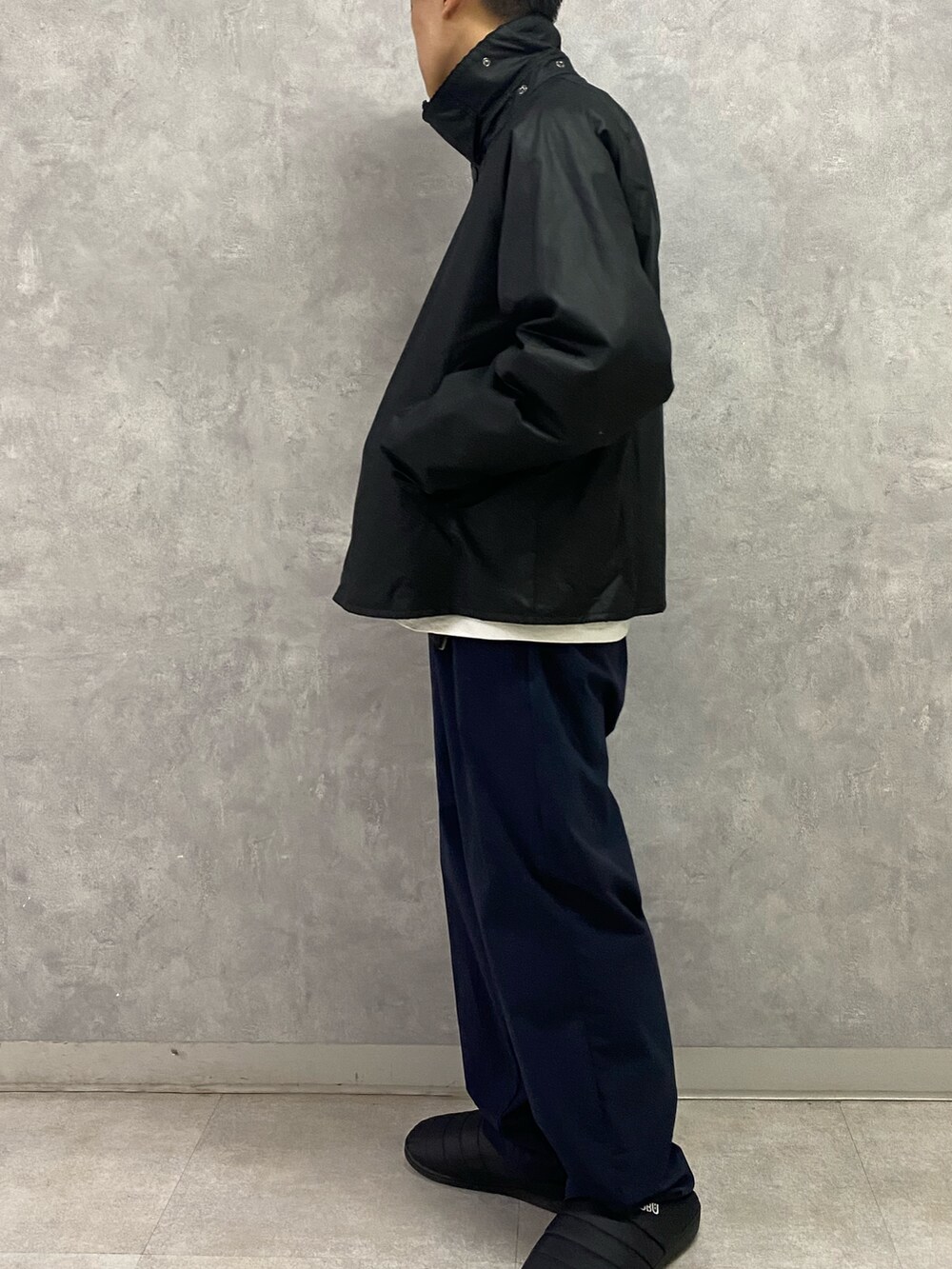 ブラック系のその他アウター、ブラック系のその他シューズを着用したメンズの秋コーディネートの2枚目の写真