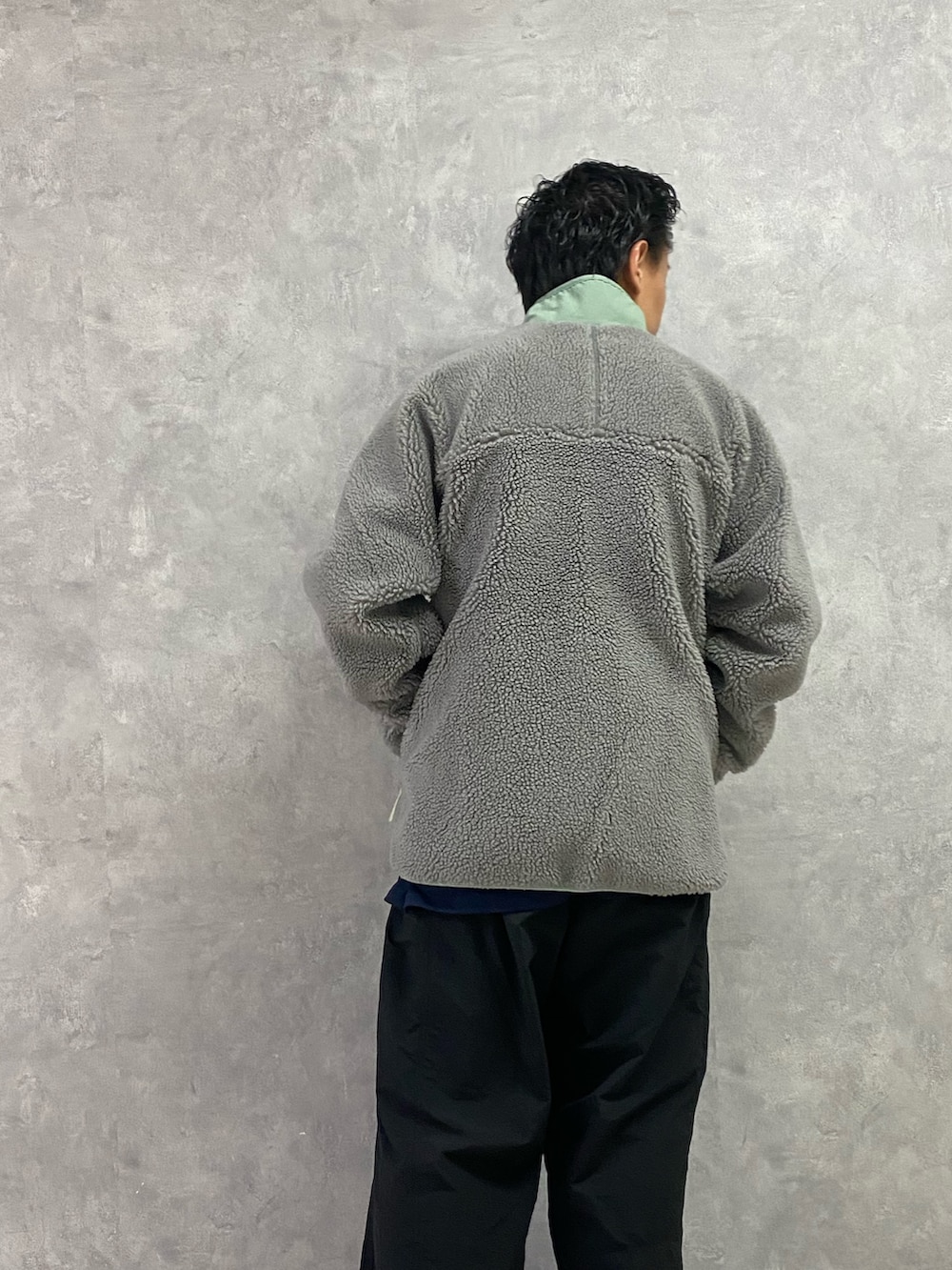 グレー系のテーラードジャケットを着用したメンズの秋コーディネートの2枚目の写真