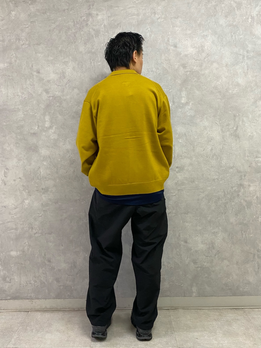 イエロー系のカーディガン/ボレロを着用したメンズの秋コーディネートの3枚目の写真